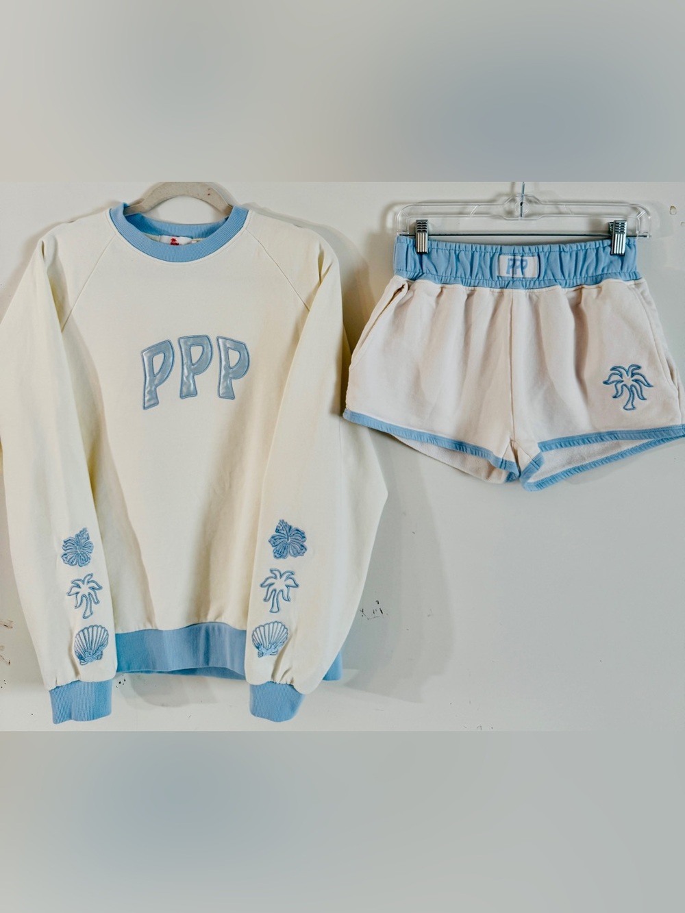 PINK PALM PUFF 2 PIECE SET! SOLD OUT EVERYWHERE! NEW WITH ORIGINAL PACKAGING!